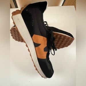 New Balance 327 🧡🖤 like new!